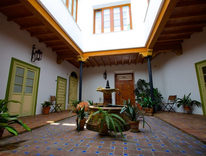 https://mivelezmalaga.com/wp-content/uploads/2016/11/Casa-de-las-Titas-Interior-Patio-700x530.jpg