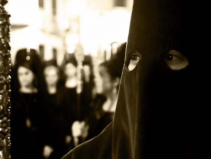 https://mivelezmalaga.com/wp-content/uploads/2016/12/Semana-Santa-Penitentes-Black-White-Gonzalo-1-e1488460015702-700x530.jpg