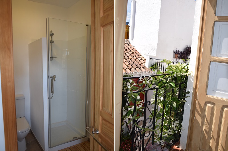 Bathroom and balcony Casa Calzada Herrera