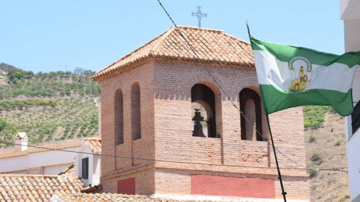 Benamargosa chruch with Andalucian flag