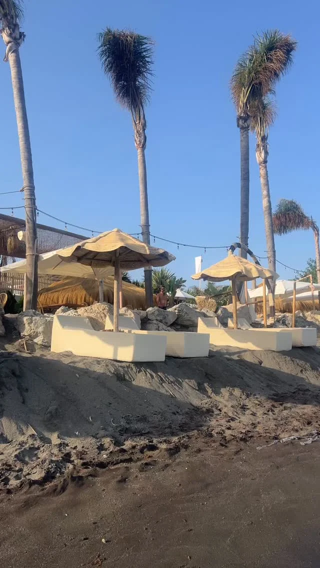 Beach clubs in Velez-Malaga are a low-key affair. This is one of our favourites, @origen.playa in #Almayate.
Sun beds are 6euros each, there’s a solid drinks and cocktail menu (around 10euros each).
The menu has sharing plates, light bites and full dishes prices are pretty reasonable too. Sharing plates from 10euros and mains start at 11euros. I know! There’s also a good kids menu too. If you’re in the area definitely give it a go 🙂
.
.
.
.
#axarquia #velezmalaga #andalucia #beachclubs #beachtime #sunseaandsand☀️ #solyplaya #comerbienenmalaga #summerholidayspain #verano2025 #workhardanywhere #workhardstayhumble #livehowyouchoose #keepdiscovering #spanishlifestyle #expatlife
