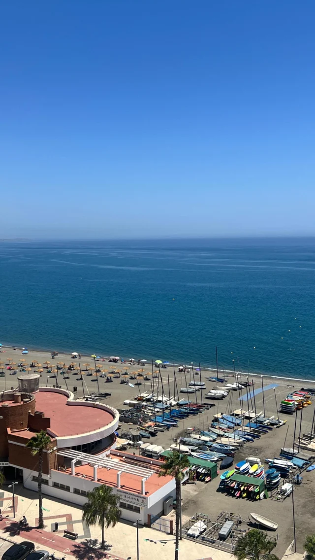 Hey Torre del Mar! Lookin’ pretty inviting this summer from the eight floor. 😍
.
.
.
.
#axarquia #torredelmar #playa #torredelmarplaya #viewfromthetop #seaviews #summertimeshine #verano #costadelsol #viewtodiefor❤️ #expatlife #velezmalaga